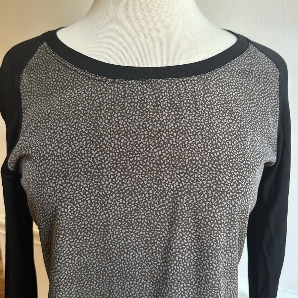 Olivia Moon Gray with tan top Black knit long sleeves size small EUC